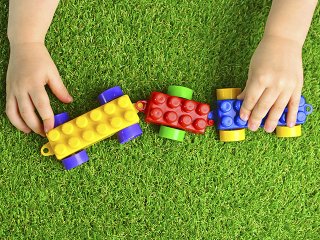 giochi da bambino su prato sintetico