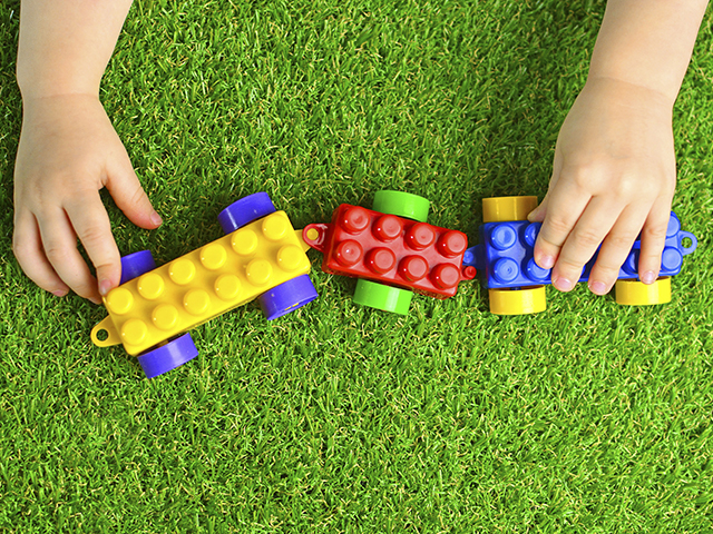 giochi da bambino su prato sintetico